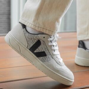 Veja V-10 Sneaker in Snow/Black Flannel